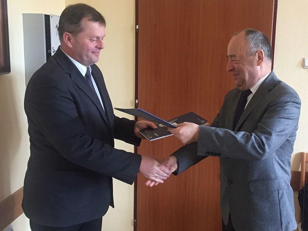Firmę reprezentował wiceprezes zarządu Stanisław Selwa, a szkołę dyrektora Stanisław Mrugała.<br/>fot.Starostwo Powiatowe w Przeworsku