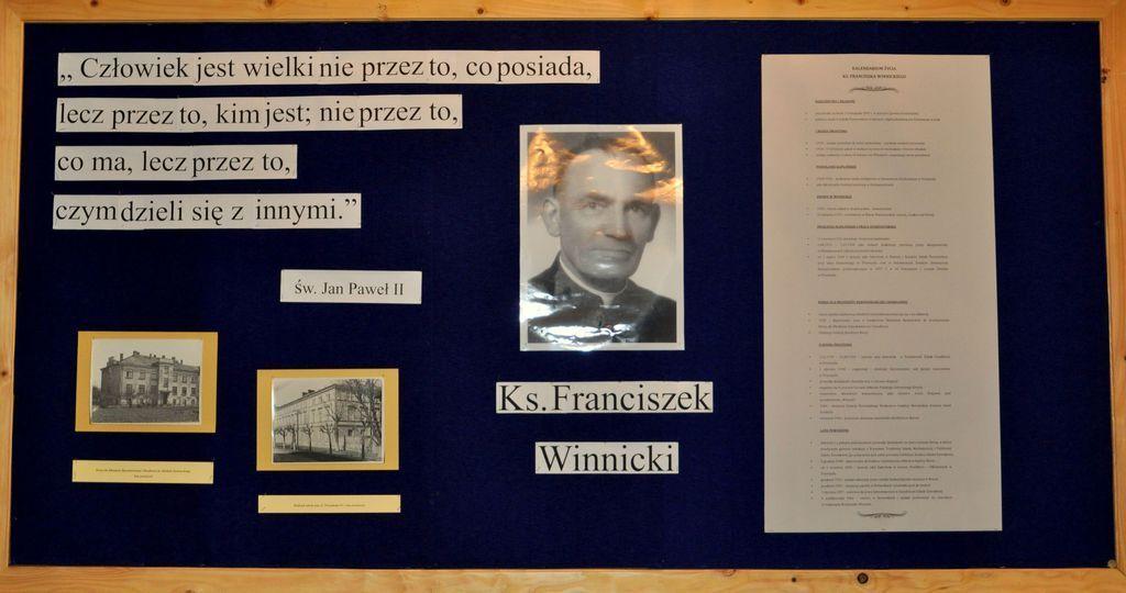 Tablica pamiątkowa poświęcona patronowi placówki w jej siedzibie przy ulicy Dworskiego 99 w Przemyślu.<br/>fot.Agata Czereba / UM Przemyśl