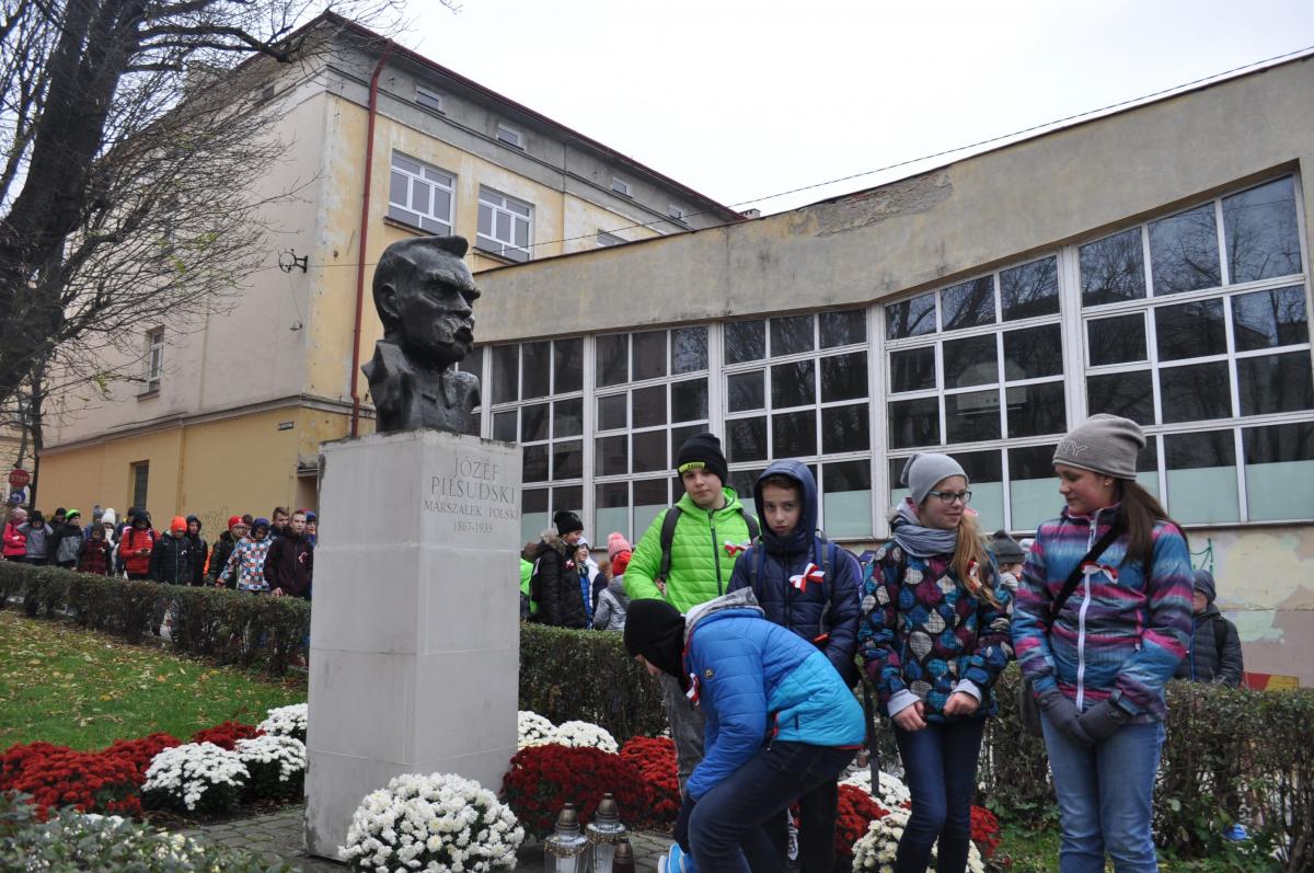 Uczniowie i nauczyciele wybrali się w przeszło dwugodzinną wędrówkę trasą przemyskich miejsc pamięci.<br/>fot.ze zbiorów szkoły