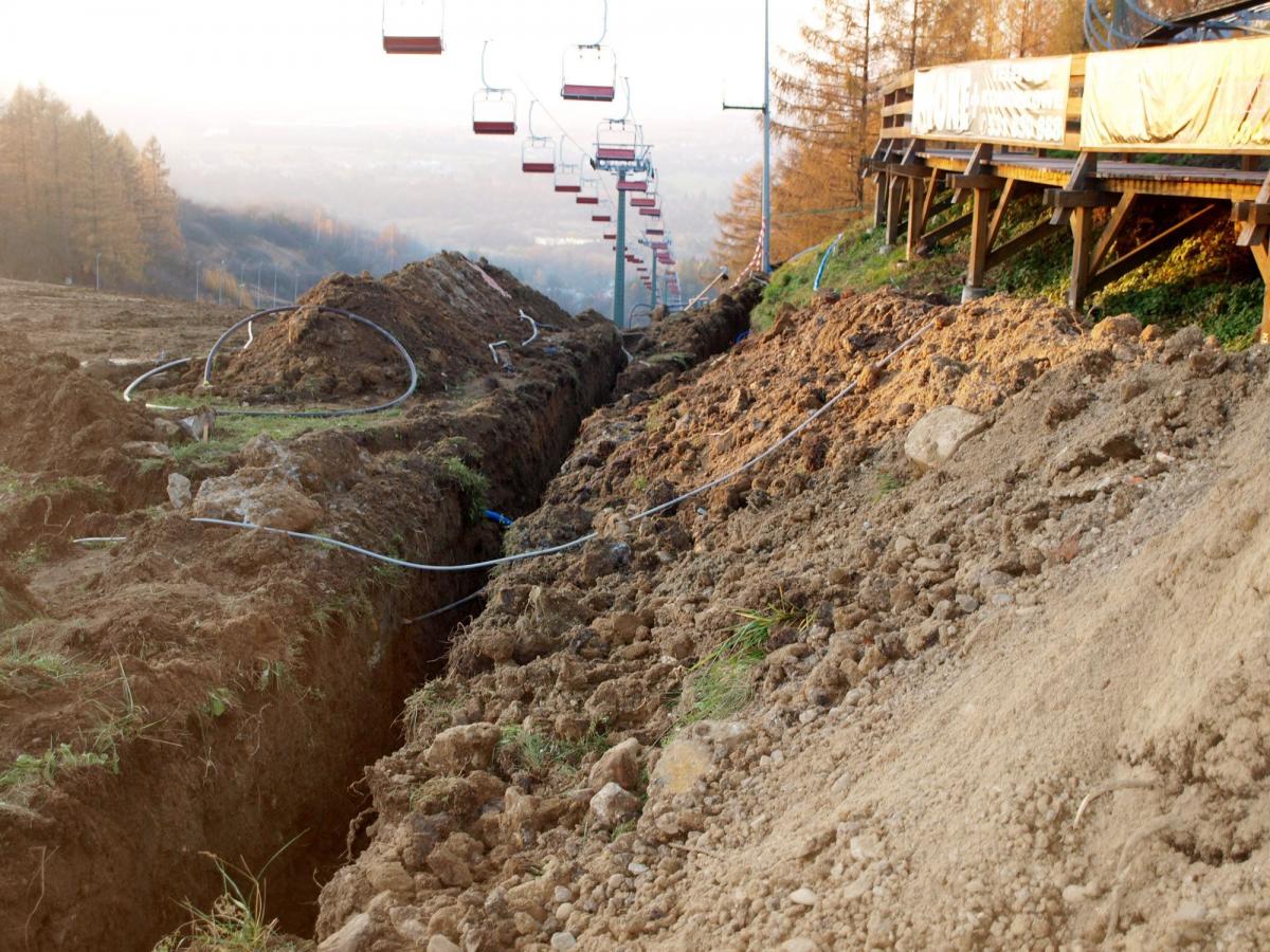 Obecnie na przemyskim stoku trwają prace ziemne nad przeniesieniem spod osuwiska w inne miejsce sieci: rurociągowej do naśnieżania stoku, elektroenergetycznej, światłowodowej oraz do kierowania kolejką.<br/>fot.Mariusz Godos