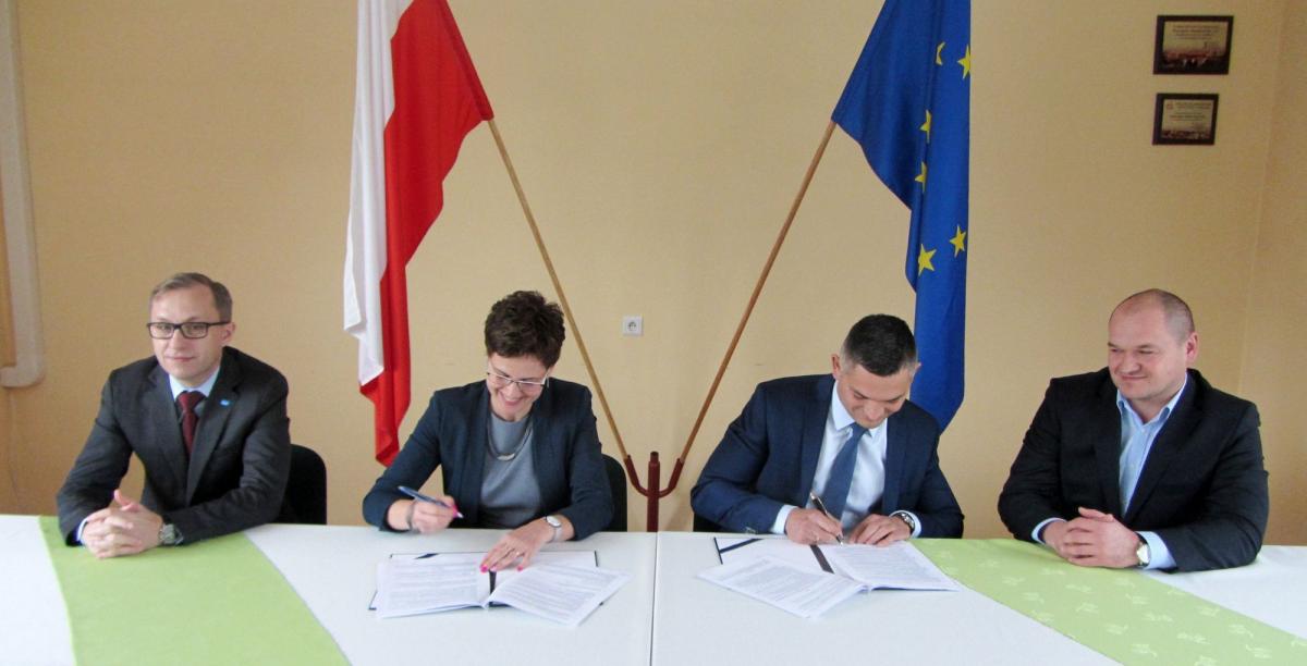 Moment podpisania umowy na budowę kanalizacji na osiedlu Za Wiarem. Od lewej: zastępca prezydenta Przemyśla Grzegorz Hayder, prezes PWiK sp. z o.o. w Przemyślu Małgorzata Ossowska, szef firmy „Budamex” Damian Sereda i szef firmy „Hydrotech” Piotr Sereda.<br/>fot.ze zbiorów PWiK