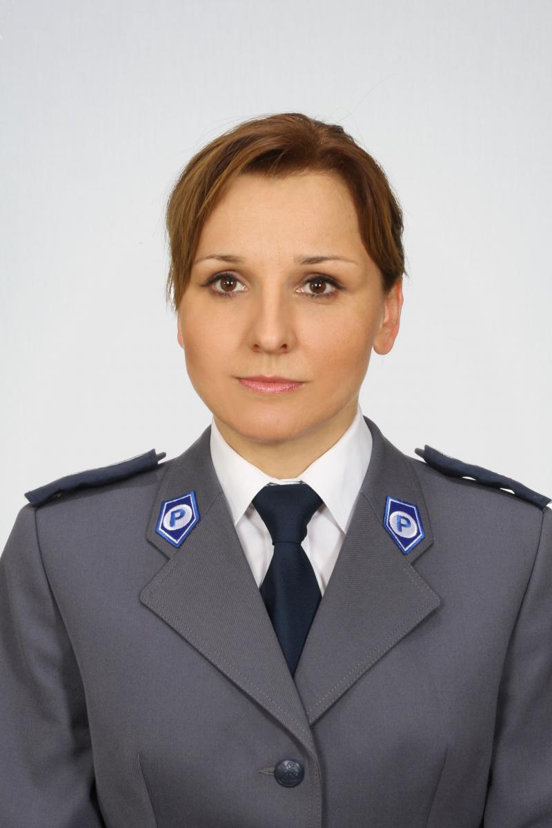 – Naszym celem jest, aby każdy mieszkaniec danego rewiru czy obwodu mógł zwrócić się do swojego dzielnicowego o pomoc, poradę prawną, poinformować go o sytuacjach stwarzających zagrożenie dla bezpieczeństwa. Ważne jest, aby każdy znał do niego kontakt – tłumaczy oficer prasowy Komendy Powiatowej Pol