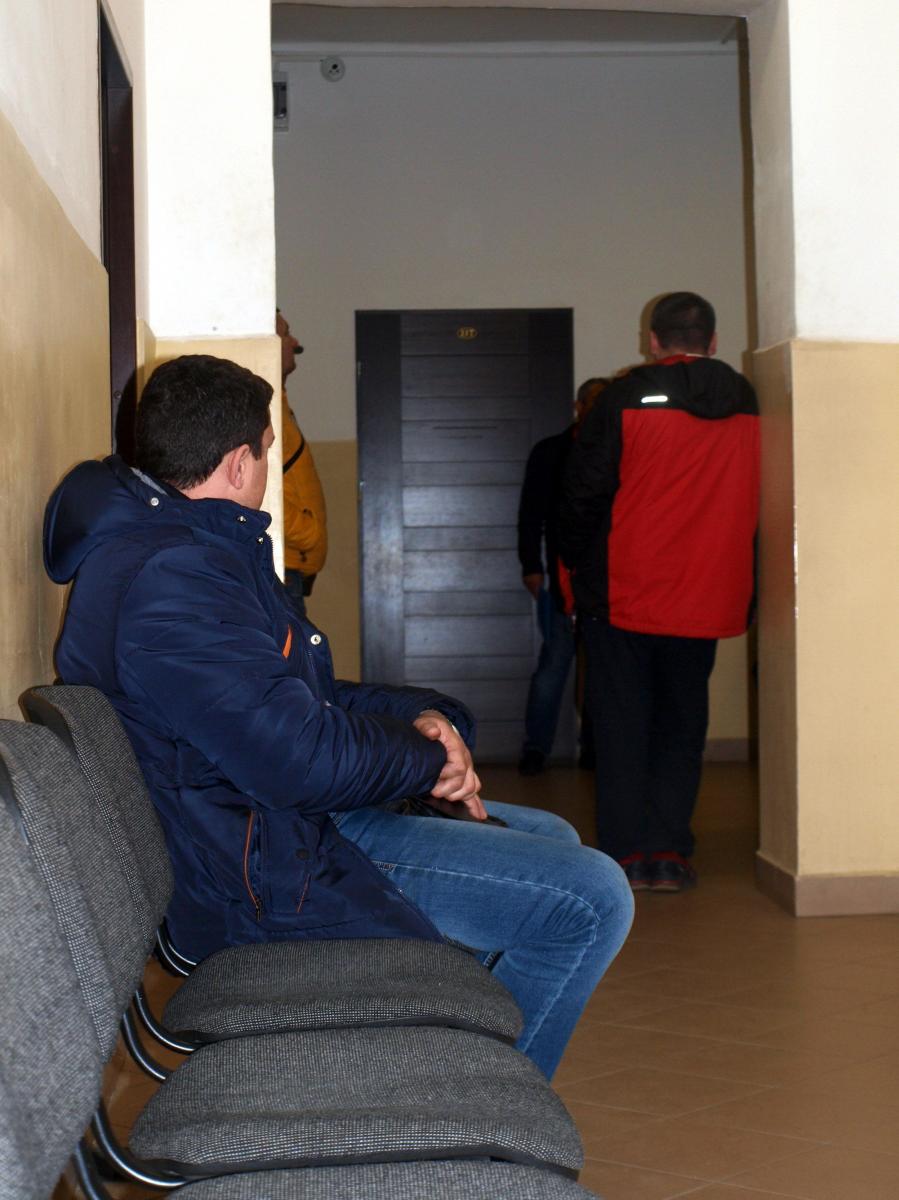 Przed pokojem, w którym rejestruje się samochody w Wydziale Komunikacji, Transportu i Dróg UM w Przemyślu zawsze były kolejki. Od 13 listopada br. są znacznie większe.<br/>fot.Mariusz Godos