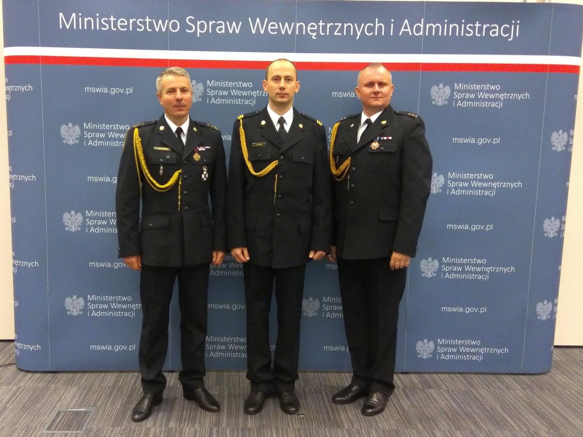 Starszemu sekcyjnemu Krzysztofowi Lenartowi (w środku) w uroczystościach towarzyszyli m.in. komendant miejski PSP bryg. Adam Sosnowski (z lewej) oraz dowódca Jednostki Ratowniczo-Gaśniczej KM PSP w Przemyślu kpt. Marcin Lachnik (z prawej).<br/>fot.KM PSP Przemyśl