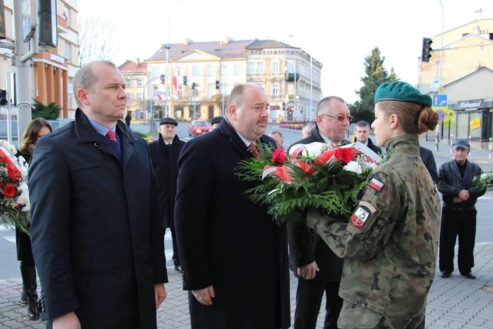 Uczestniczący w obchodach Narodowego Święta Niepodległości złożyli kwiaty w miejscach upamiętniających rodaków walczących o wolność kraju.  <br/>fot.UM Jarosław