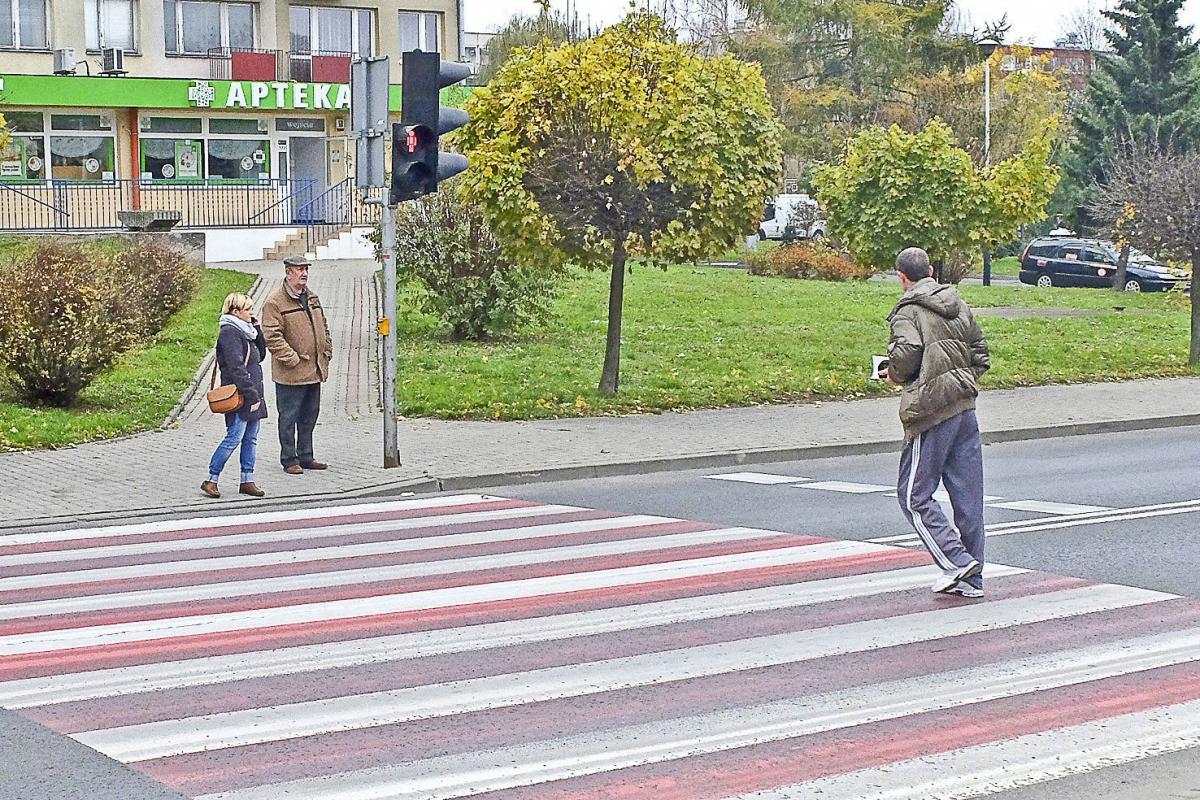 Niektórzy, nie czekając, wkraczają na pasy na czerwonym świetle.   <br/>fot.Jacek Szwic