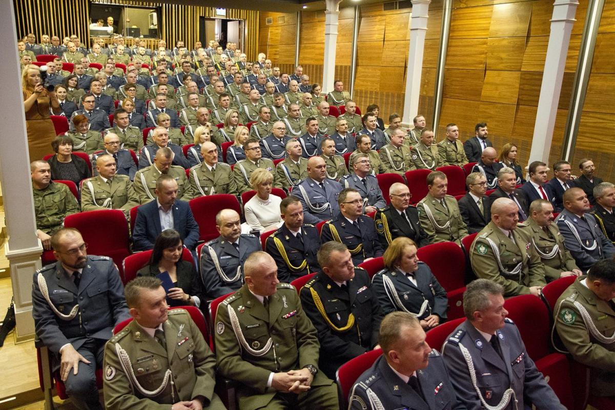 W poniedziałek salę widowiskową Zamku Kazimierzowskiego szczelnie wypełniały mundury.<br/>fot.Jacek Szwic