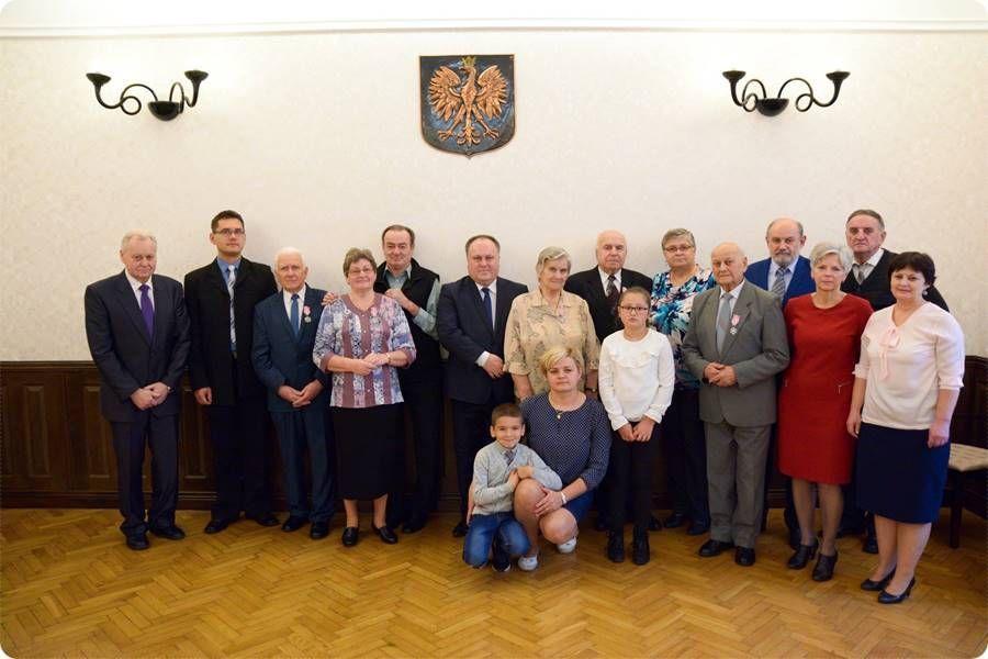 Kolejnych lat w zdrowiu i spokoju. Jubilaci z przedstawicielami władz miasta oraz najbliższą rodziną.<br/>fot.UM Przeworsk