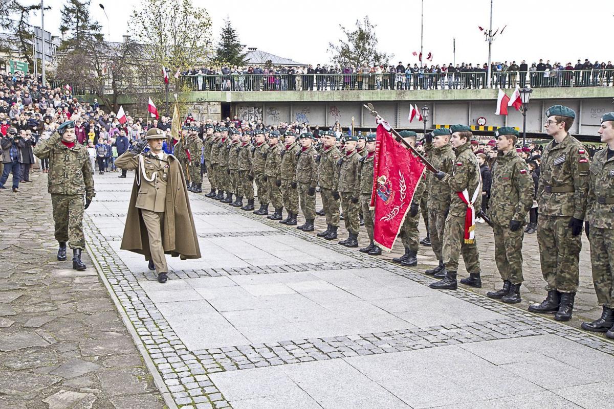 Zastępca dowódcy 5. Batalionu Strzelców Podhalańskich mjr Rafał Kluz podczas przeglądu pododdziałów.<br/>fot.Jacek Szwic