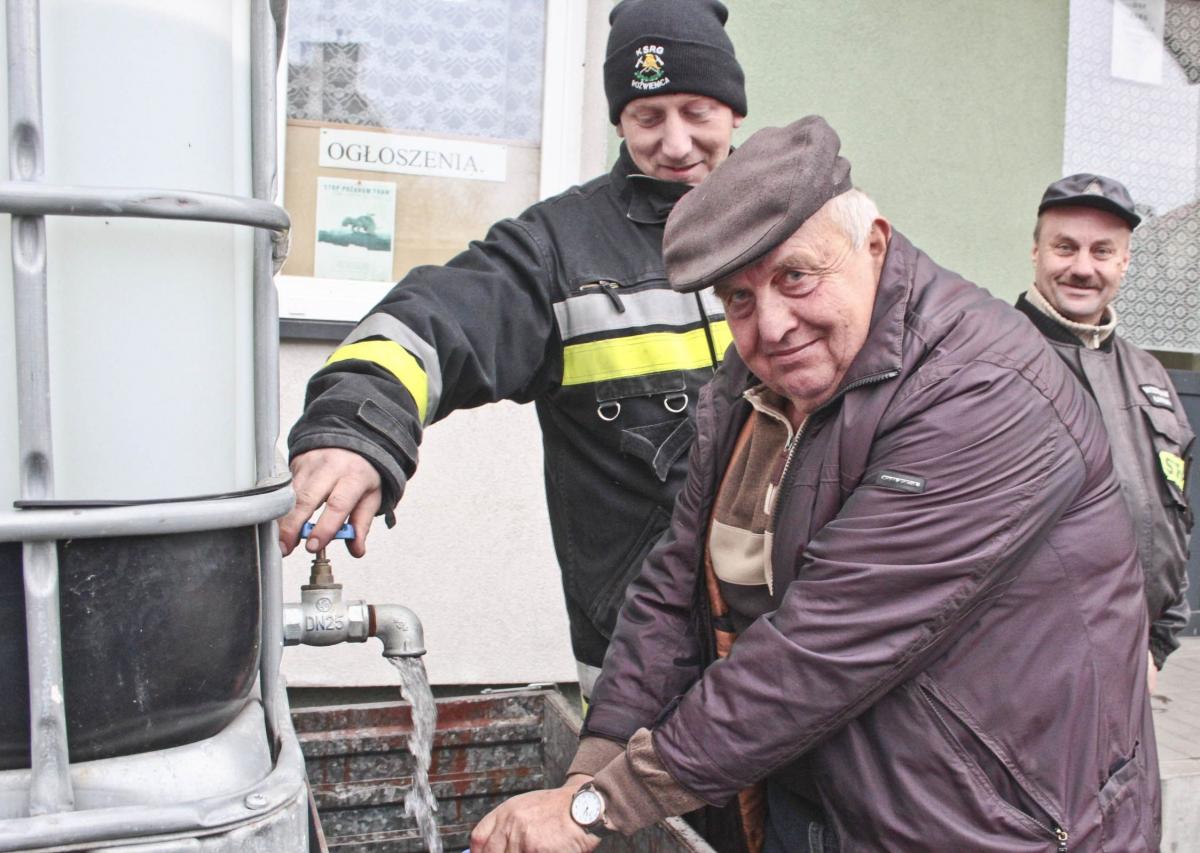 Gmina dostarczała zdatną do picia wodę przy pomocy strażaków ochotników.<br/>fot.Roman Kijanka