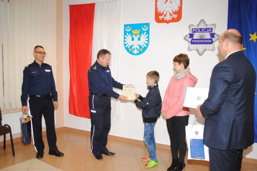 Inspektor Marek Mendoń, komendant powiatowy policji w Przeworsku, osobiście podziękował Patrykowi.<br/>fot.KPP Przeworsk