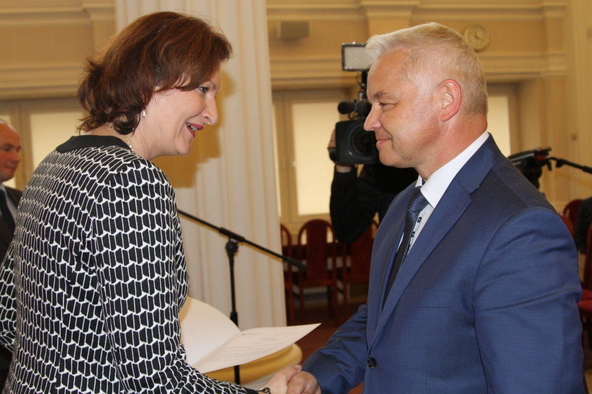 Promesę otrzymuje wójt gminy Przemyśl Andrzej Huk.<br/>fot.Podkarpacki Urząd Wojewódzki w Rzeszowie