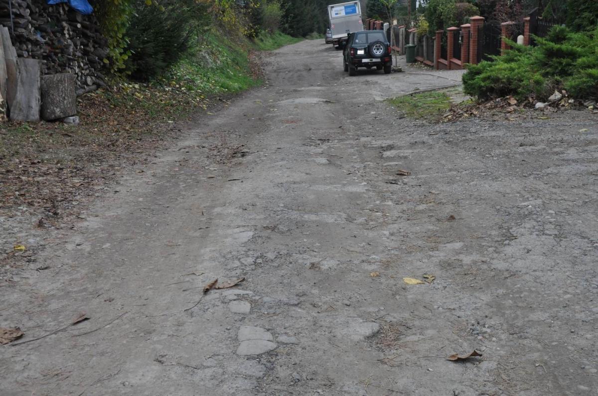 Stan ul. Bielskiego nie pozostawia złudzeń – gruntowna przebudowa jest konieczna. <br/>fot.Paweł Bugira