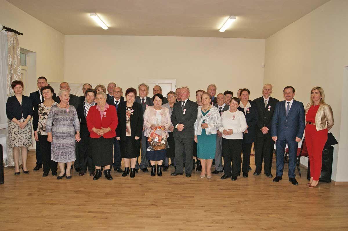 Małżeński jubileusz był okazją do złożenia gratulacji i życzeń doczekania w dostatku kolejnych tak pięknych rocznic<br/>fot.UG Krzywcza