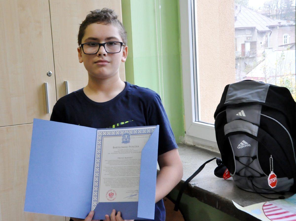 Bartek nie przeszedł obojętnie obok potrzebującej kobiety. Jego zachowanie docenili nauczyciele i burmistrz. <br/>fot.UM Jarosław