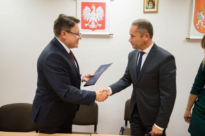 Podpisanie umowy.<br/>fot.Daniel Kozik, Biuro Prasowe UMWP w Rzeszowie