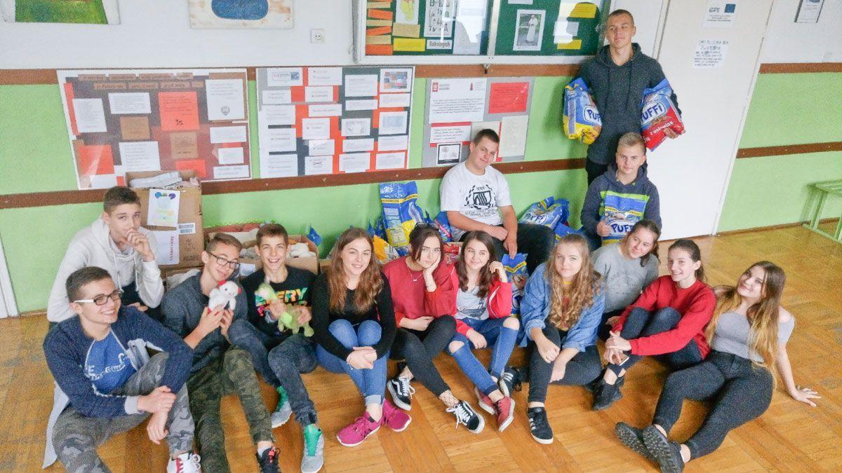 Uczniowie klasy 3 a gimnazjum tuż przed wyjazdem do schroniska.<br/>fot.SP 2 w Lubaczowie