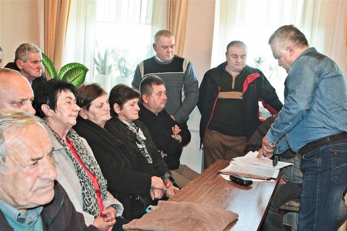 Bogusław Adamiec, sołtys Radawy (pierwszy z prawej) razem protestującymi mieszkańcami uważa, że gmina musi się liczyć ze zdaniem wsi przy decydowaniu o sprzedaży nieruchomości komunalnych.<br/>fot.Roman Kijanka