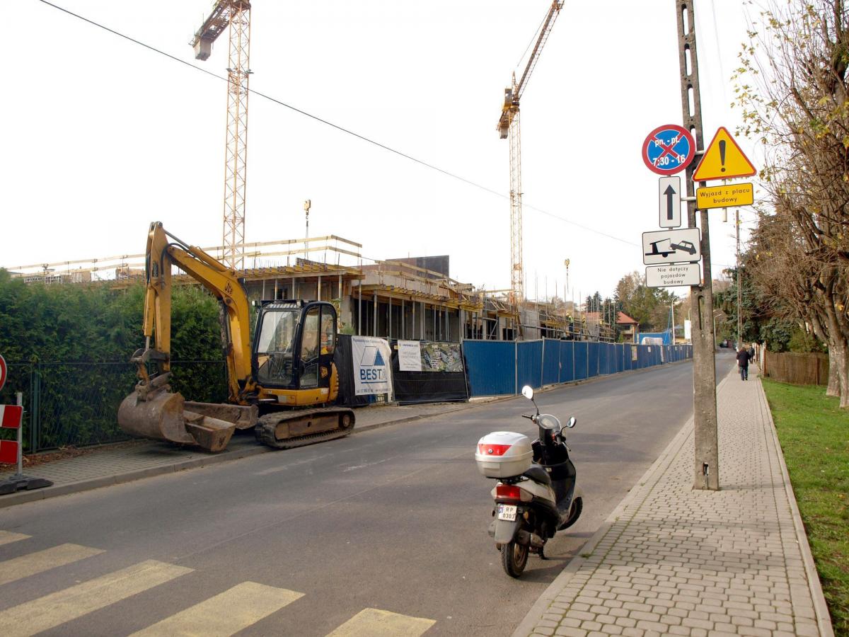 Obecnie zakaz zatrzymywania się na fragmencie ulicy Goszczyńskiego obowiązuje od godziny 7.30 do 16.<br/>fot.Mariusz Godos