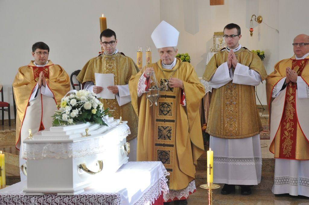 Obrzędom pogrzebowym przewodniczył bp Stanisław Jamrozek.<br/>fot.Paweł Bugira