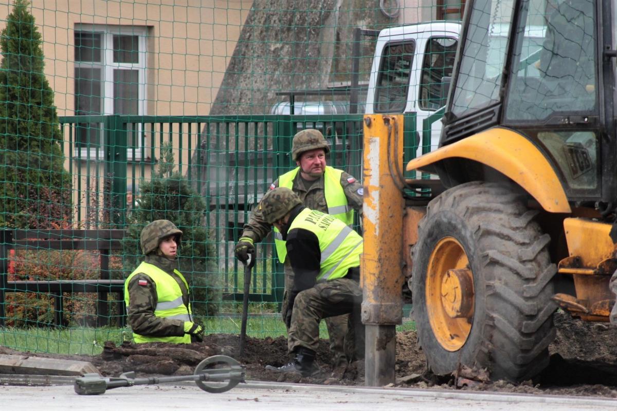 Saperzy wydobyli ponad setkę niewybuchów.<br/>fot.Roman Kijanka