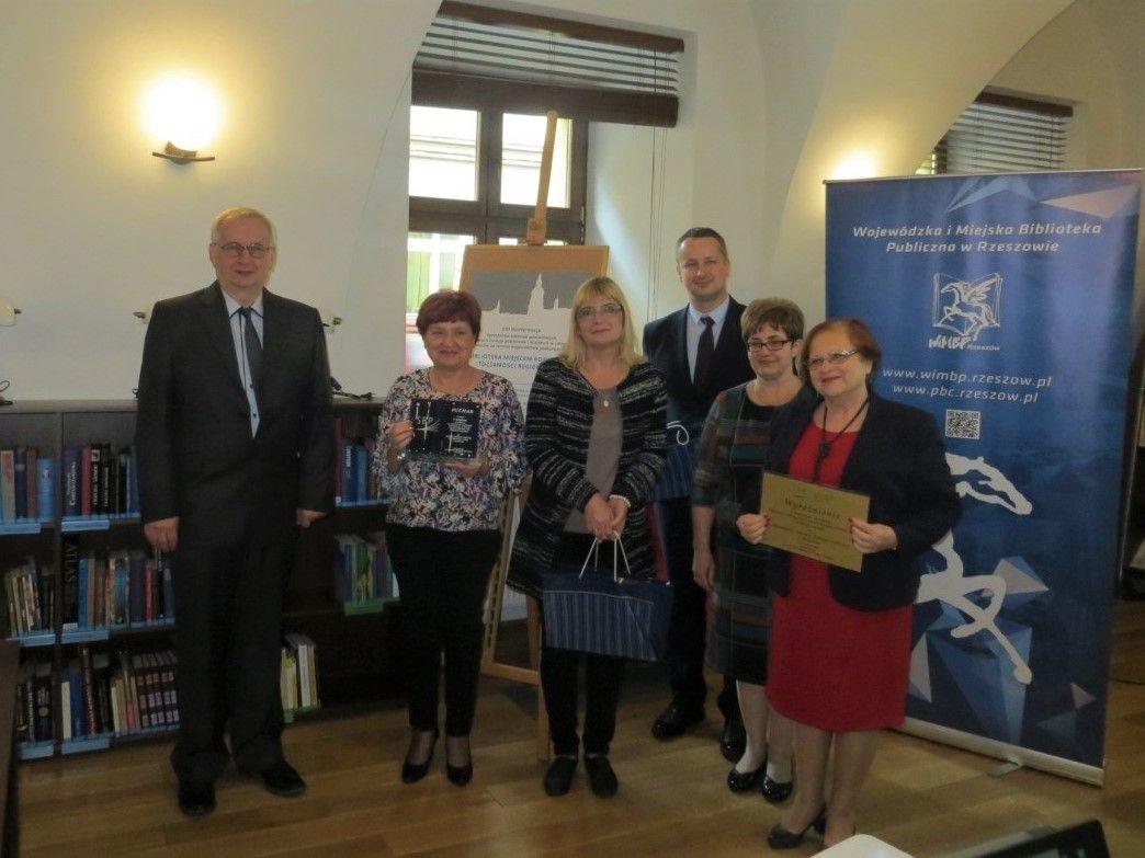 Dyrektor MBP Elżbieta Tkacz puchar odebrała w Przemyskiej Bibliotece Publicznej, podczas VIII Konferencji Dyrektorów Bibliotek.<br/>fot.www.biblioteka.przemysl.pl