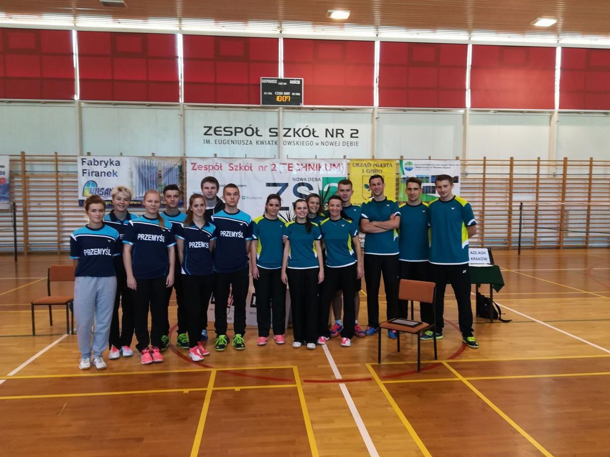 Zespół UKS „Aktywna Piątka” Przemyśl (z lewej) obok zespołu AZS AGH Kraków po zakończonym wynikiem 2:5 meczu badmintonowej ekstraligi.<br/>fot.ze zbiorów własnych