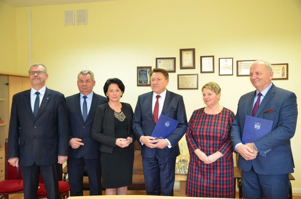 Członek zarządu województwa podkarpackiego Lucjan Kuźniar (trzeci z prawej) i dyrektor SP ZOZ w Przeworsku Józef Więcław (pierwszy z prawej) podpisali umowę o dofinansowanie z Regionalnego Programu Operacyjnego Województwa Podkarpackiego na lata 2014 – 2020 na unowocześnienie przeworskiej placówki s