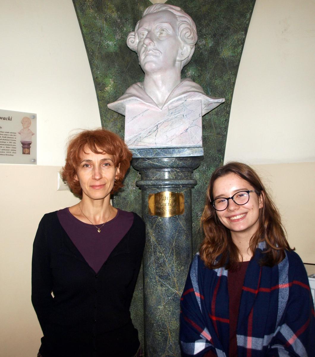 Nauczycielka matematyki w I LO w Przemyślu Anna Golatowska (z lewej) i jej podopieczna z Samorządu Uczniowskiego „Słowaka” Zuzanna Szott.<br/>fot.Mariusz Godos