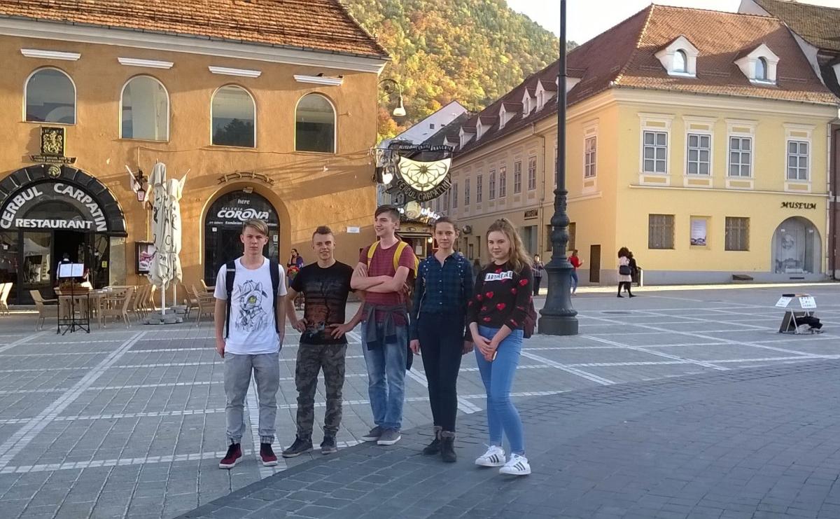 Młodzież z Zespołu Szkół im. św. Królowej Jadwigi w Stubnie na rumuńskiej ziemi.<br/>fot.ze zbiorów własnych