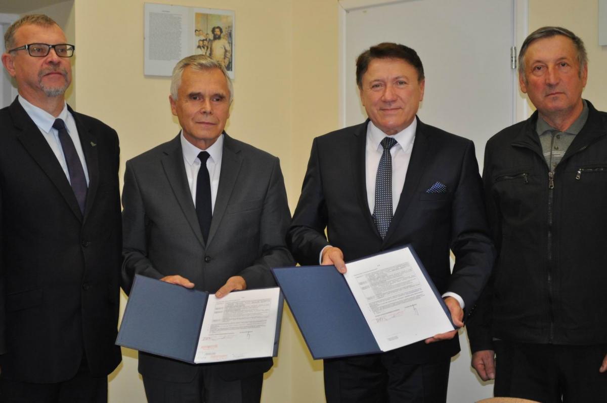 Tuż po podpisaniu umowy. Od lewej: Andrzej Homa, reprezentujący senatora Mieczysława Golbę, dyrektor szpitala Stanisław Bury, członek zarządu województwa Lucjan Kuźniar oraz radny powiatu lubaczowskiego Henryk Goraj.<br/>fot.Iwona Buczko 