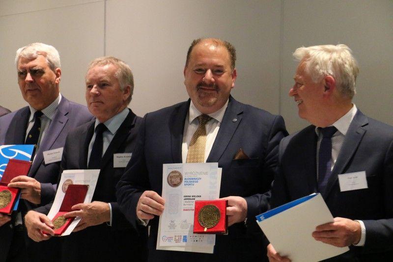 Burmistrz Jarosławia Waldemar Paluch odebrał wyróżnienie za inwestycje sportowo-rekreacyjne w mieście.<br/>fot.Iga Kmiecik / UM Jarosław