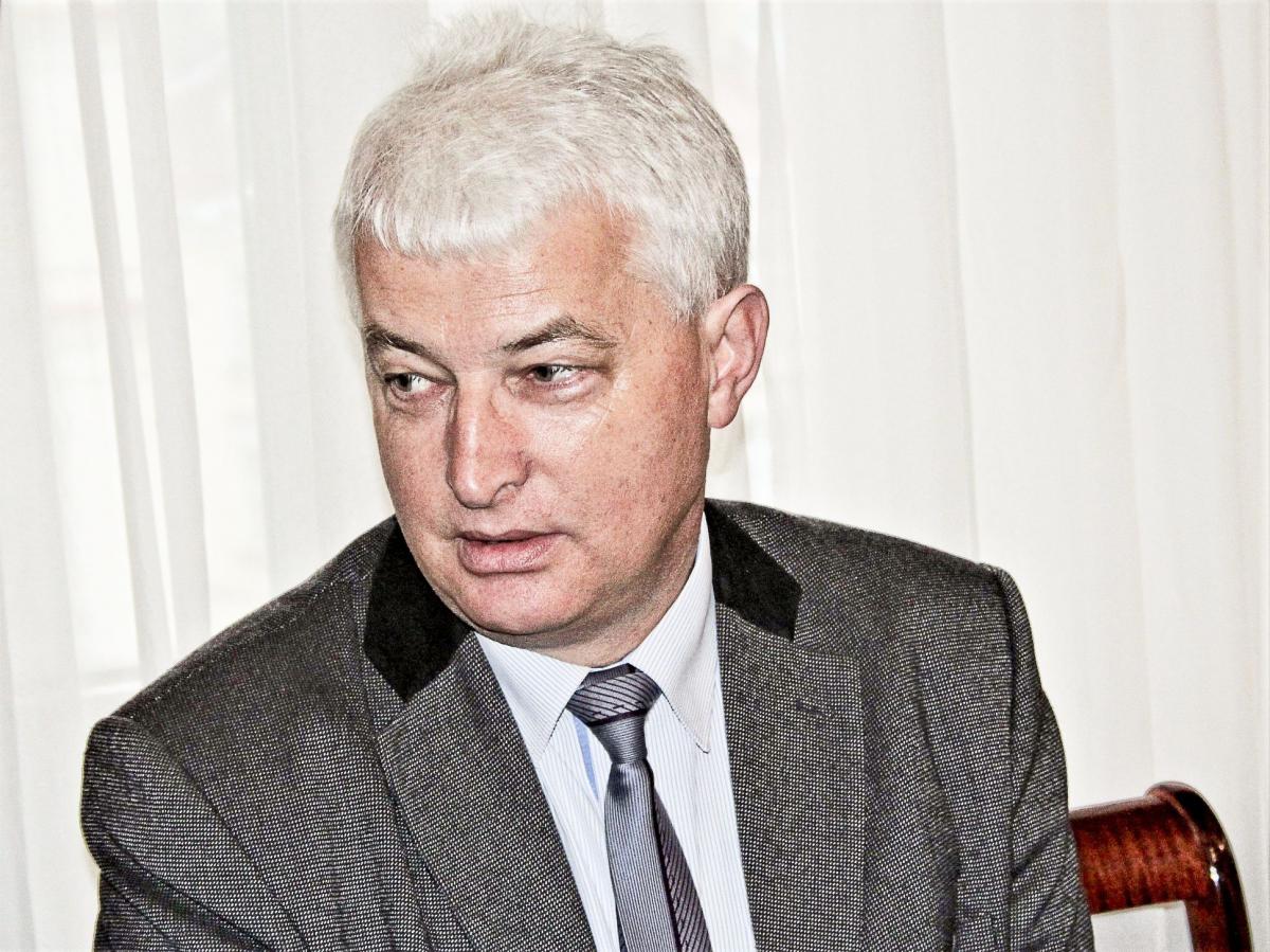 Zenon Skrzypek nadal szefuje szkole, którą od lat kierował. Stanęło za nim lokalne środowisko. Pozostaje pytanie czy burmistrz się ugiął.<br/>fot.Roman Kijanka