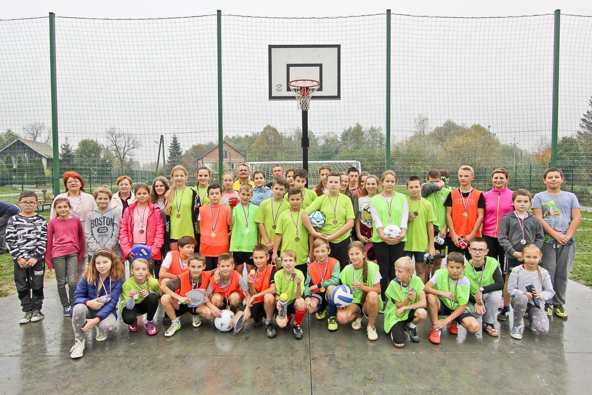 Mimo że pogoda nie dopisywała, uczestnicy sportowej rywalizacji byli bardzo zadowoleni.<br/>fot.UG Laszki