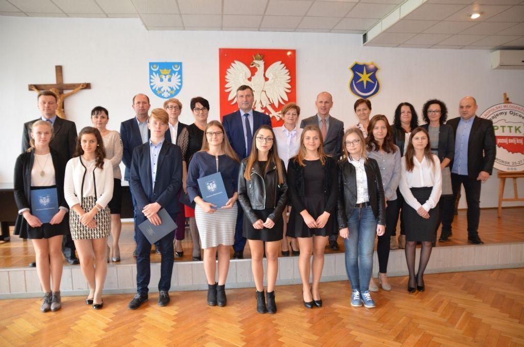 Tegoroczni stypendyści z przedstawicielami lokalnych władz.<br/>fot.Starostwo Powiatowe w Przeworsku