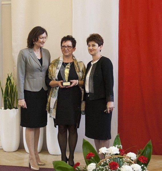 Dyrektor Janina Szajny (w środku) ze statuetką wyróżniającego się przedszkola na Podkarpaciu.<br/>fot.materiały organizatora