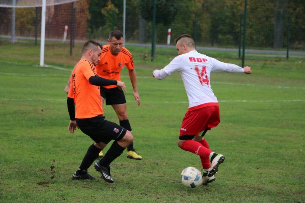 Kacper Rop (biała koszulka) strzelił Głogovii dwie bramki. Mógł więcej, ale albo zabrakło mu precyzji, albo... kurtuazyjnie oddał piłkę Michałowi Danielowi przy egzekwowaniu rzutu karnego.<br/>fot.Natalia Styś