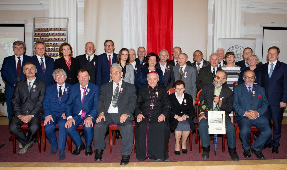 Wspólne zdjęcie nagrodzonych i osób, które odebrały krzyże, w imieniu już nieżyjących bohaterów.<br/>fot.Igor Witowicz
