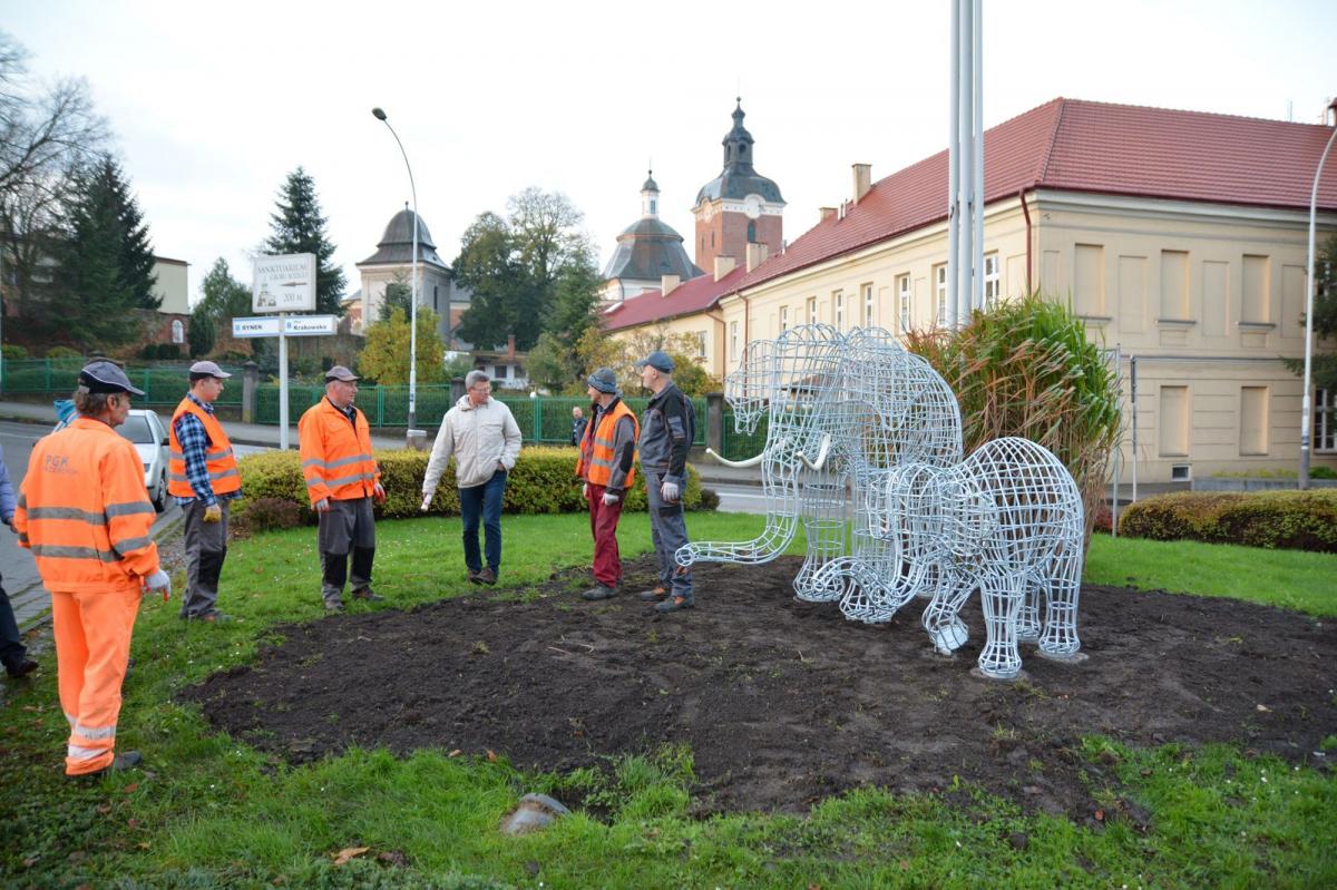 Służby miejskie z Przeworska 26 października br. montowały obie konstrukcje na wcześniej przygotowanym fundamencie.<br/>fot.UM Przeworsk