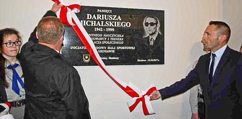 Burmistrz Adam Woś (po lewej) z Jackiem Michalskim odsłaniają tablicę poświęconą Dariuszowi Michalskiemu.<br/>fot.UM Sieniawa