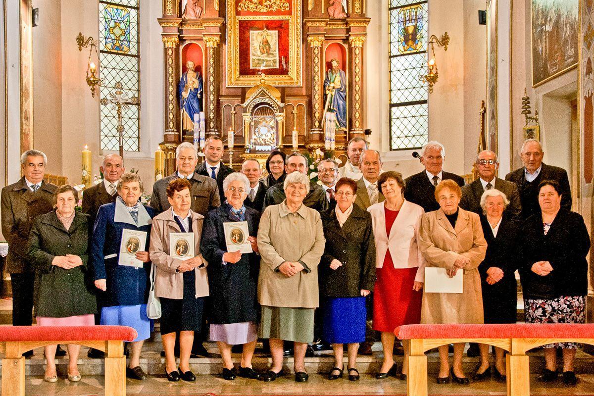 Pamiątkowa fotografia jubilatów w sanktuarium Matki Bożej Łaskawej w Lubaczowie.<br/>fot.Marcin Materniak