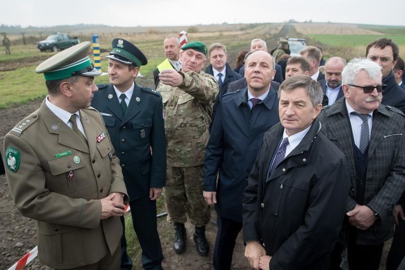 Marszałek Marek Kuchciński i przewodniczący Andrij Parubij w miejscu planowanego przejścia granicznego Malhowice-Niżankowice.<br/>fot.Paweł Kula/Kancelaria Sejmu RP