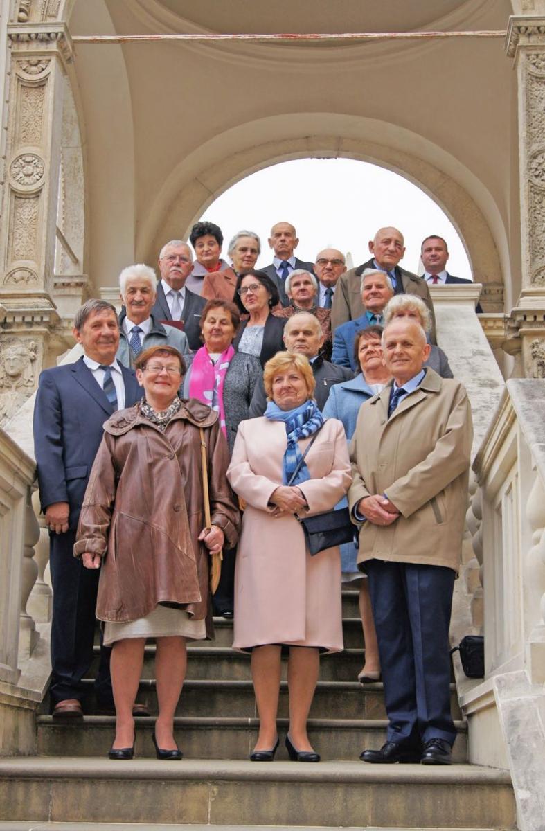 Jubilaci w towarzystwie wójta, przewodniczącej rady gminy i kierownika urzędu stanu cywilnego.<br/>fot.Maria Wójcik