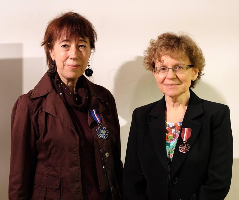 Od lewej: odznaczona srebrnym medalem dr Urszula Olbromska oraz dr Marta Trojanowska – odznaczona brązowym medalem.<br/>fot.Tomasz Wierzejski FOTONOVA/ Ministerstwo Kultury i Dziedzictwa Narodowego / www.facebook.com/mkidn