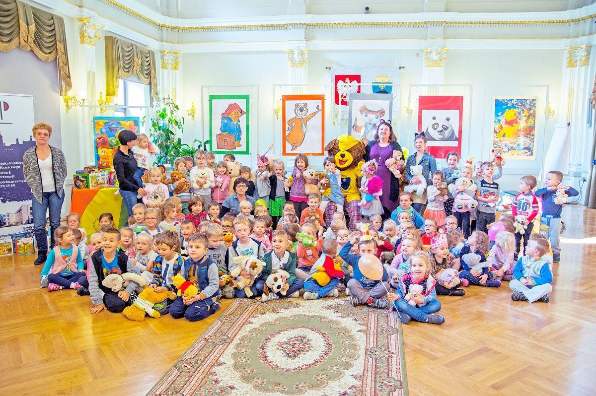 Urodziny Książkowego Misia w Przemyskiej Bibliotece Publicznej. Goście, jak widać na załączonej fotografii, dopisali.<br/>fot.Adam Podulka PBP w Przemyślu