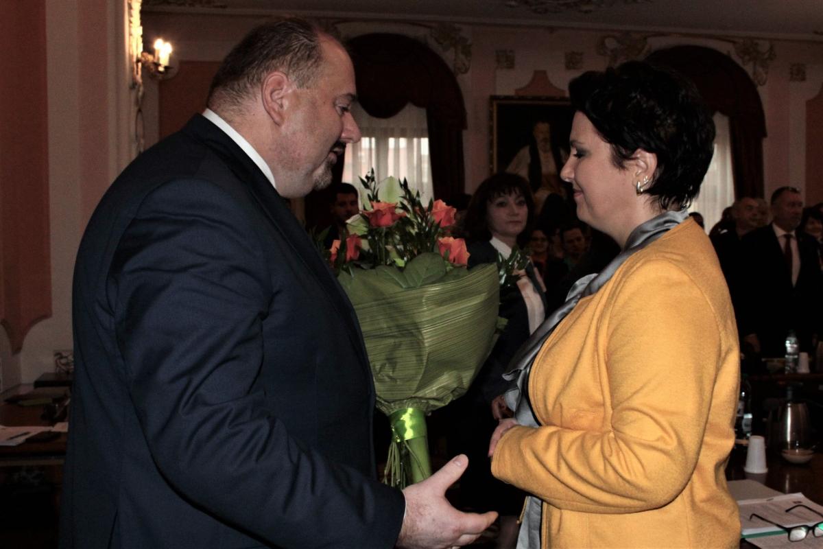Świeżo upieczonych radnych przywitano życzeniami i kwiatami.<br/>fot.Roman Kijanka