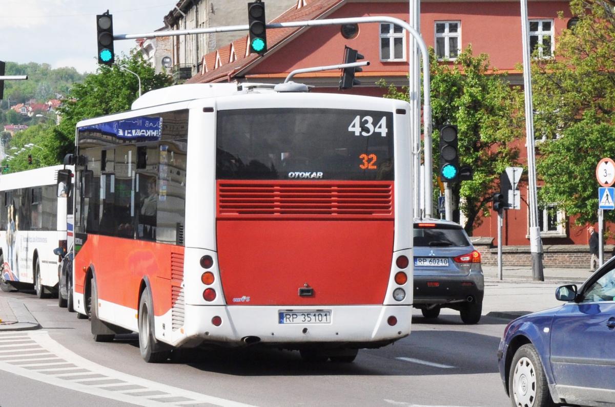 Problem kilku autobusów jadących w jednym kierunku o tej samej porze dotyczy wielu osiedli.<br/>fot.Paweł Bugira