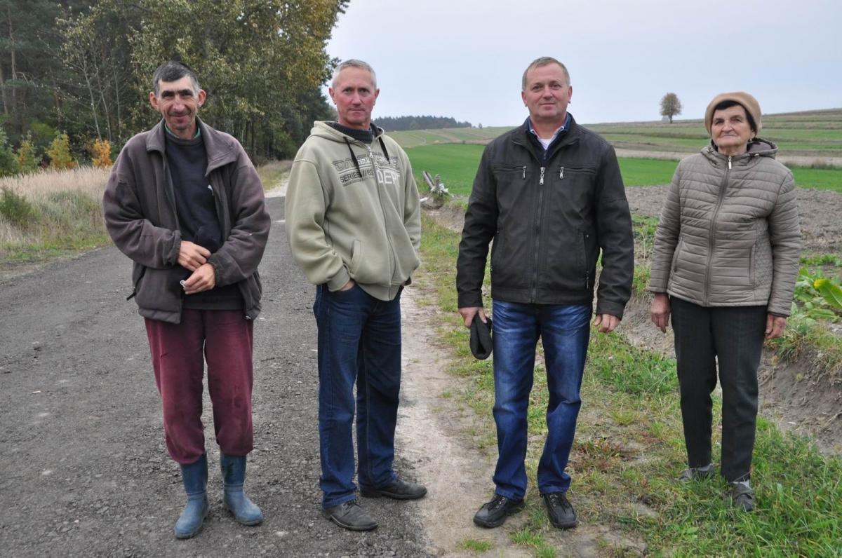 – Chcemy tylko, żeby było tak jak przedtem i nie zalewało naszych posesji – podkreślają mieszkańcy.<br/>fot.Paweł Bugira