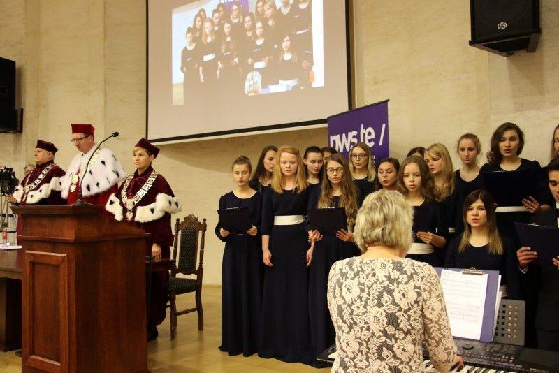 W uroczystym rozpoczęciu roku akademickiego uczestniczyli przedstawiciele rożnych różnych środowisk z całego regionu.<br/>fot.PWSTE w Jarosławiu