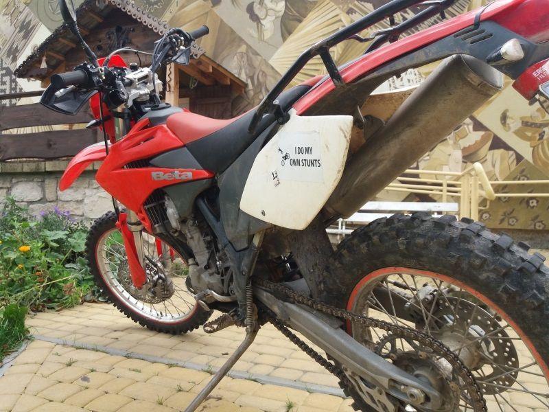 Najciekawszym motocyklem na zlocie, który wywołał wśród uczestników spore zainteresowanie, był „weteran” rajdów Paryż – Dakar, wyprodukowany w 1991 r. motocykl marki BMW.<br/>fot.www.chutor.gorajec.info